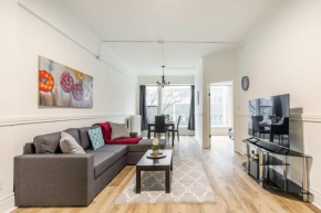 3BR Apartment with Netflix near King street